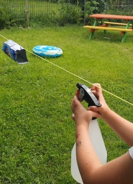 Spielidee für größere Kinder: Becher-Schießen